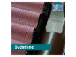 Application de mastic sur une gouttière et des tuiles de toit.