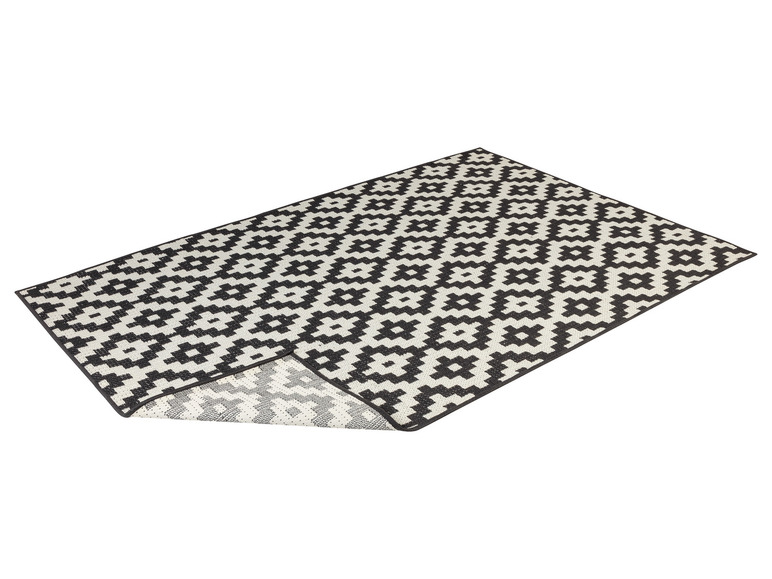 Un tapis d'extérieur noir et blanc avec un motif géométrique.