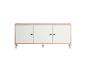 Buffet moderne en bois clair et blanc avec trois portes et pieds en métal.