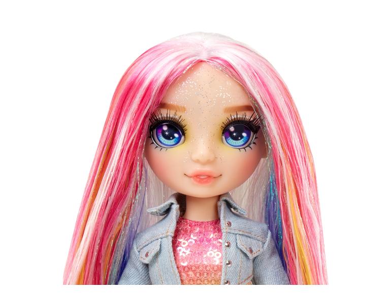 Poupée aux cheveux roses et blancs, grands yeux bleus et veste en jean.