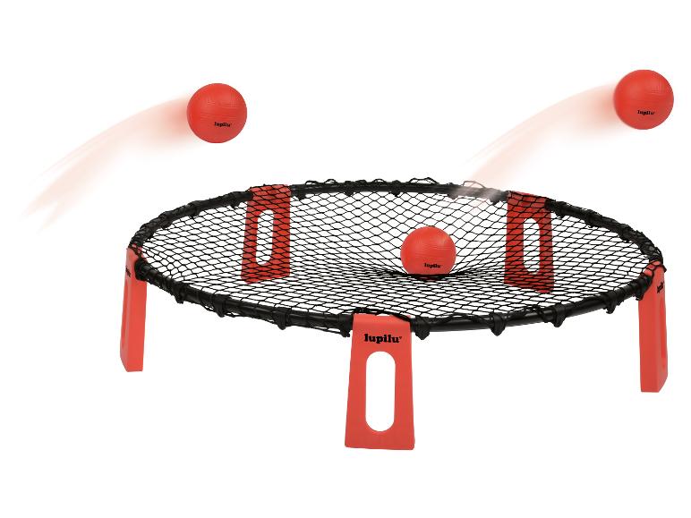 Ensemble de volley-ball avec trampoline et trois ballons, deux en mouvement.