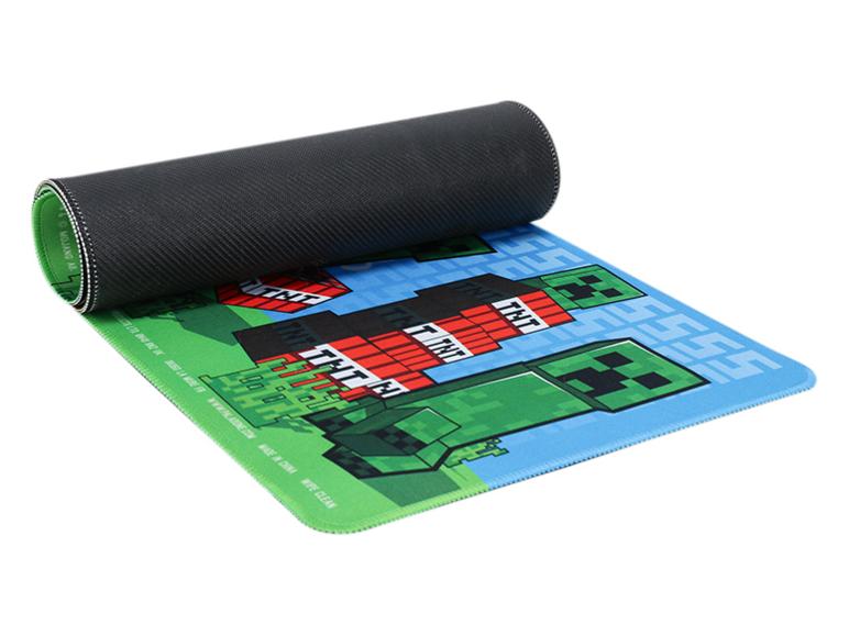 Tapis de souris déroulé avec des motifs de jeux vidéo, incluant des creepers et des blocs TNT.