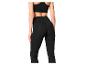 Femme en brassière de sport et legging noirs, vue de dos.