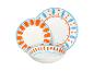 Service de vaisselle blanc avec motifs orange et bleus, comprenant une assiette plate, une assiette creuse et un bol.
