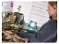 Femme utilise la lampe de travail LIVARNO® «The Portable» pour le jardinage.