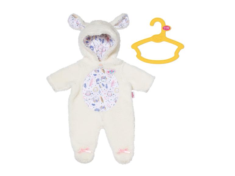 Combinaison blanche en peluche BABY born avec capuche et ventre à motifs, et un cintre jaune.