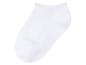 Une paire de chaussettes blanches courtes.