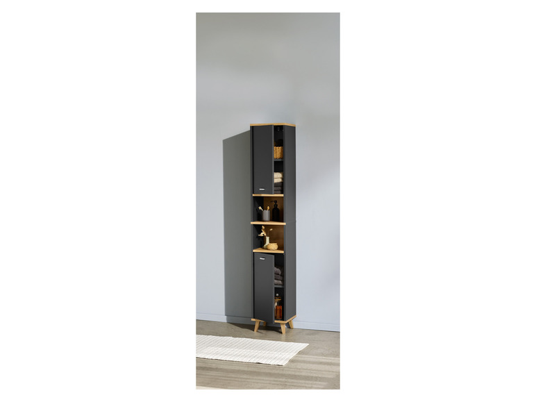 Une haute armoire de salle de bain noire avec des détails en bois et des étagères