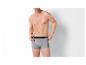 Un homme portant un boxer gris.