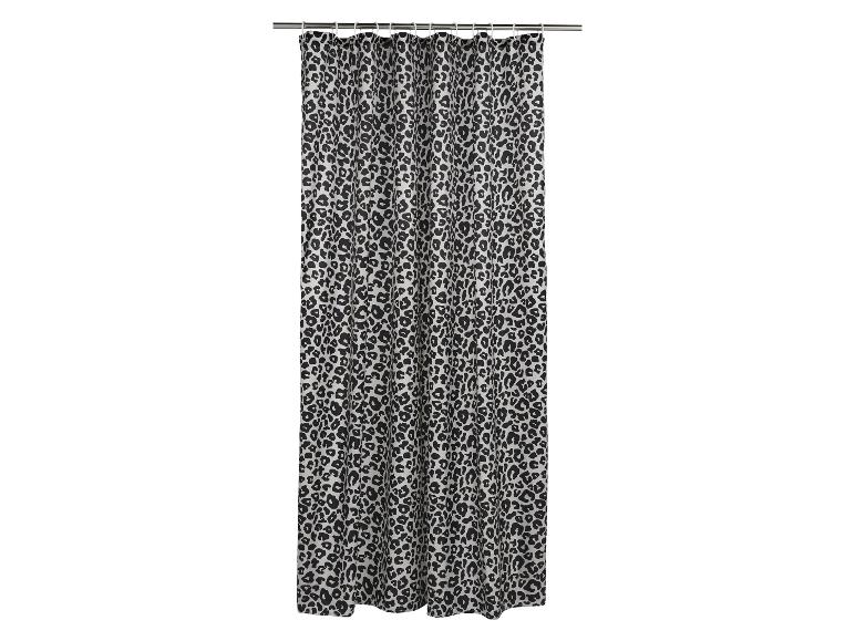 Rideau imprimé léopard sur une tringle