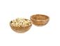 Deux bols en bois, l'un rempli de pop-corn, l'autre vide.