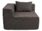 Canapé d'angle gris foncé avec coussin