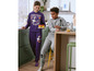Deux adolescents en tenue Disney: une fille portant un sweat-shirt violet avec l'impression de la Méchante Reine et un garçon portant un sweat-shirt gris avec l'impression de Mandalorian.