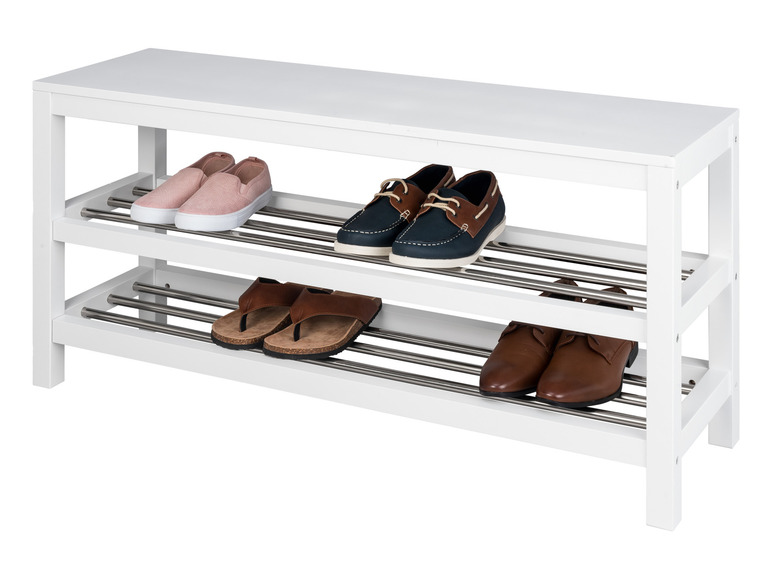 Un porte-chaussures blanc à deux niveaux avec des sandales, des bottes et des baskets.