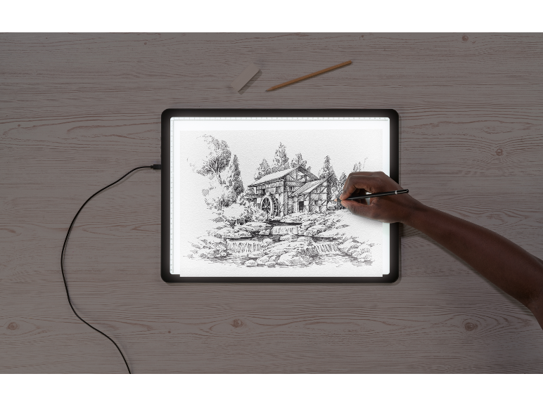 Main dessinant un croquis détaillé d'un moulin à eau sur une tablette lumineuse.