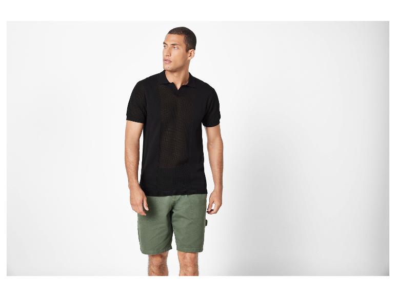 Polo en maille noire et shorts cargo vert olive pour homme.