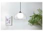 Un luminaire suspendu moderne en verre avec une ampoule blanche.