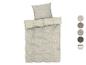 Housse de couette beige avec motif floral blanc.