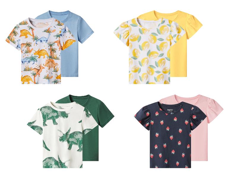 Quatre ensembles de t-shirts pour enfants: dinosaures, citrons, tricératops et fraises.