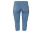 Jeans capri bleu clair pour femmes.
