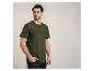 Homme en t-shirt Henley vert et jean foncé, regardant sur le côté.