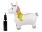 Licorne gonflable blanche avec une crinière colorée et une pompe à air noire.
