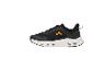 Chaussures de sport noires avec détails orange et semelle blanche perforée