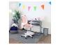 Chaise de bureau rose pour enfants et bureau dans une chambre avec guirlande et plante.
