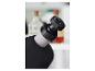 Gros plan sur l'objectif d'un microscope.