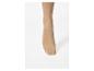 Pied de femme avec des collants couleur chair sur fond blanc.