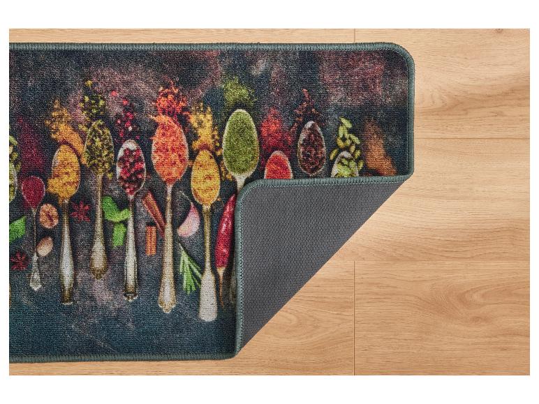 Tapis de cuisine à thème épices sur sol en bois.