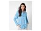 Une femme portant une chemise bleu clair.