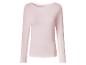 T-shirt à manches longues rose pâle avec encolure bateau.