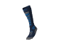 Une chaussette de ski bleu foncé avec des rayures bleues et grises.