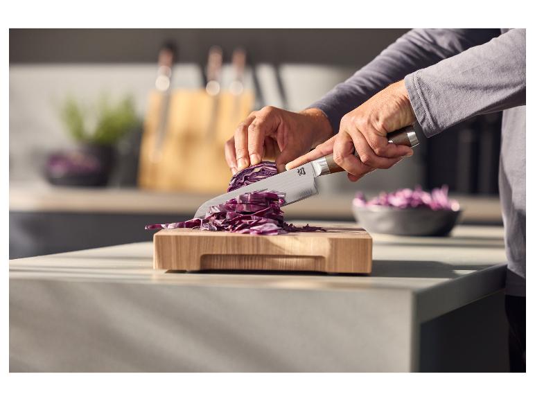 Billot de cuisine premium SILVERCREST® utilisé pour émincer du chou rouge avec un couteau.