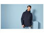 Un homme portant une veste bleue avec une capuche.