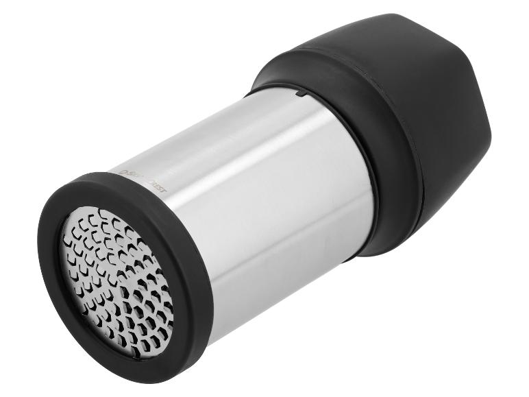 Râpe à fromage en acier inoxydable avec poignée et base noires.
