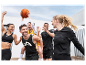 Une famille porte des vêtements de sport Craft et joue au basket-ball.