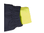 Gros plan d'une manche de veste bleu foncé avec un poignet en polaire jaune vif.