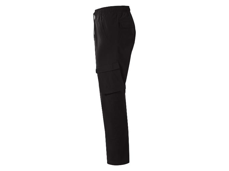 Pantalon cargo noir avec taille élastique et poches latérales.