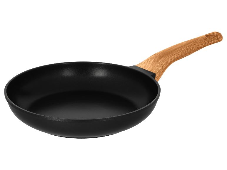 Poêle à frire noire avec un manche en bois