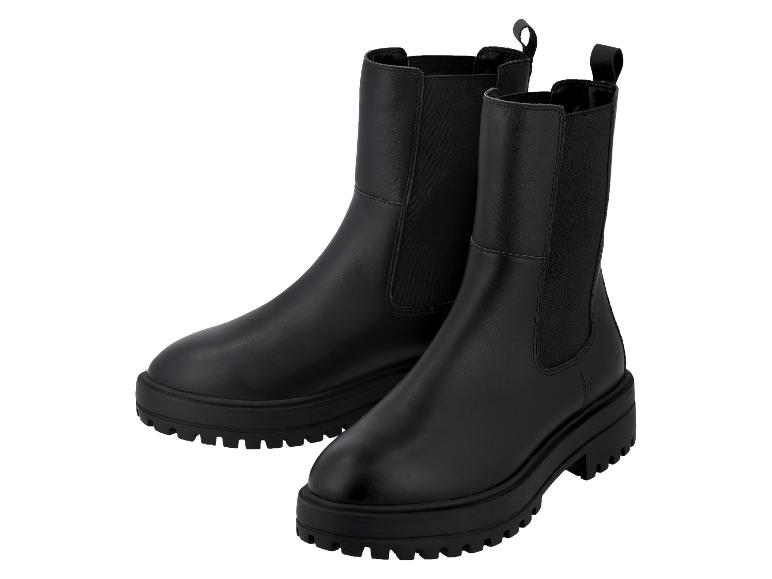 Une paire de bottines Chelsea noires à semelles épaisses.
