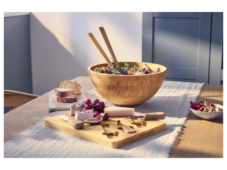 Bol en bambou SILVERCREST® avec salade, plateau de fromages et pain sur une table.