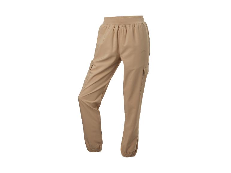 Pantalon cargo beige à jambes fuselées.