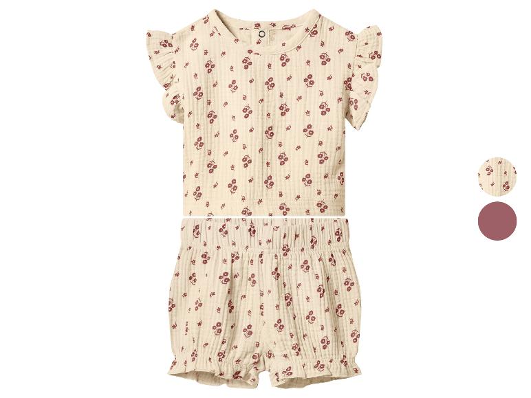 Ensemble bébé deux pièces à motif floral, comprenant un haut à manches volantées et un short.