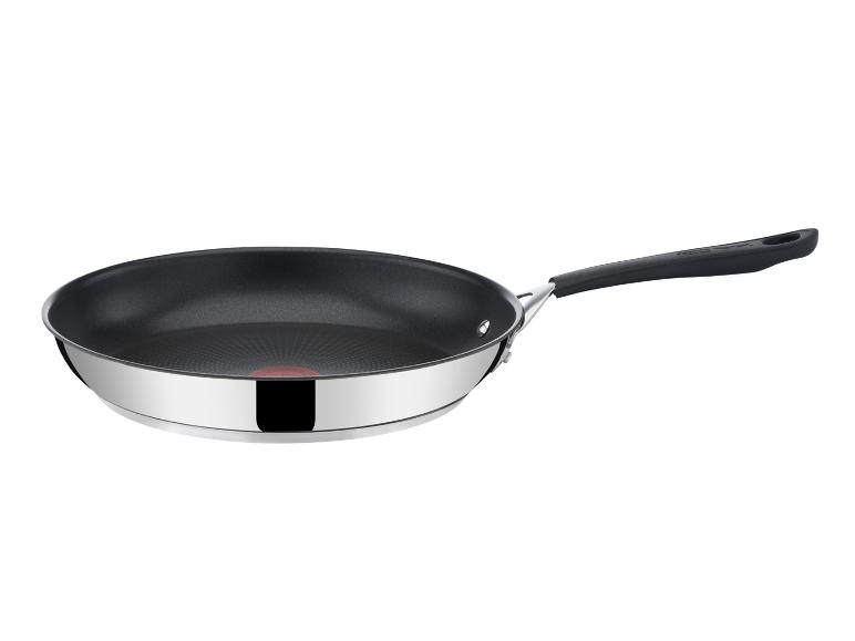 Poêle en acier inoxydable avec revêtement antiadhésif noir et poignée.