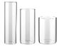 Trois vases cylindriques en verre transparent de différentes hauteurs.