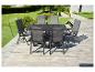 Ensemble de mobilier de jardin avec table grise et six chaises sur une terrasse en bois.