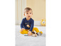 Bébé portant un body bleu avec un imprimé lion et un legging jaune.