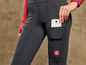 Leggings noirs avec un téléphone dans la poche et un logo de marque.